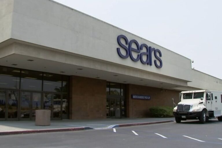 Fue la tienda más grande de EE.UU., pero hoy solo le queda un local en California: la lenta agonía de un gigante