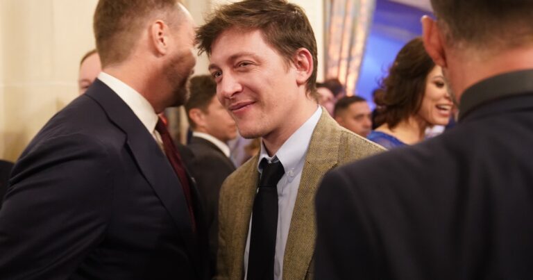 Piden a la Oficina Anticorrupción que obligue a Santiago Caputo a presentar su declaración jurada