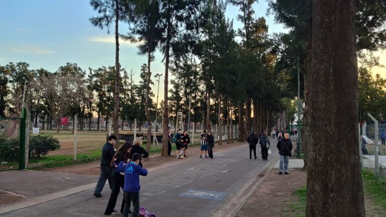 Tragedia en Castelar: se desplomó y murió un chico de 19 años en pleno partido de fútbol