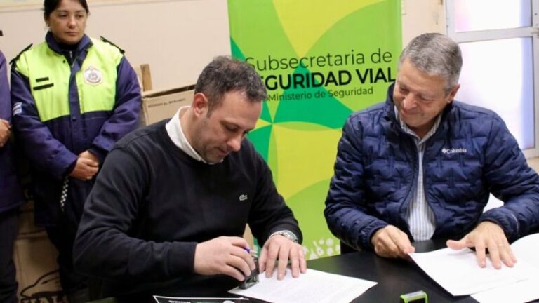 Firman convenios en una localidad para impulsar la seguridad vial