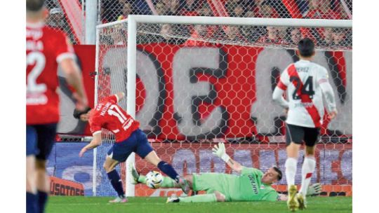 Independiente fue mejor que River, pero no pudo con Armani y el VAR