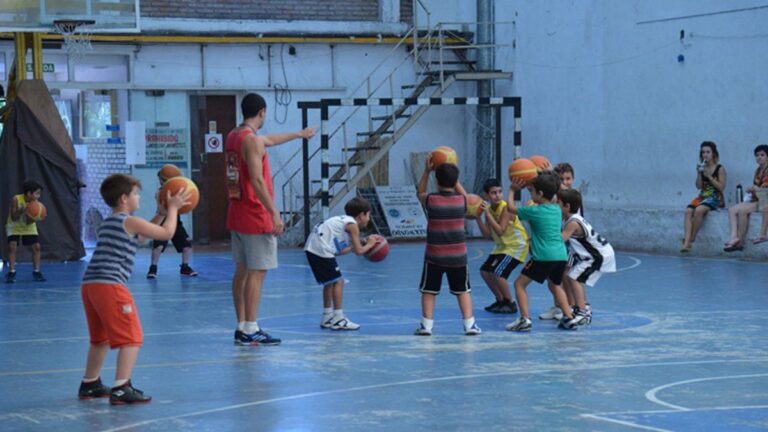 La licuación de los salarios de los trabajadores impacta en las economías de los clubes de barrio