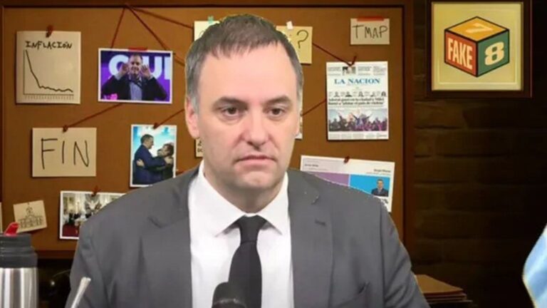 Manuel Adorni quiso justificar su difusión de fake news, y terminó retando a sus asistentes: «Empeorando»