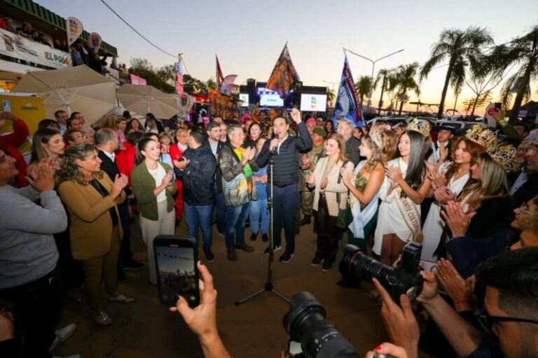 Valdés llegó en lancha a la Fiesta de la Pesca del Dorado