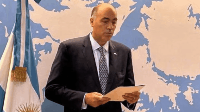 El embajador de la Argentina en España protagonizó una polémica en un acto homenaje.