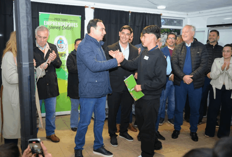 En San Roque, Valdés entregó créditos y bienes de capital a emprendedores