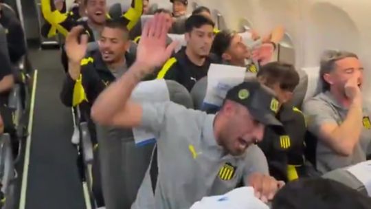 Aerolíneas Argentinas repudió el comportamiento del plantel de Peñarol, rival de Racing, en su vuelo a Buenos Aires