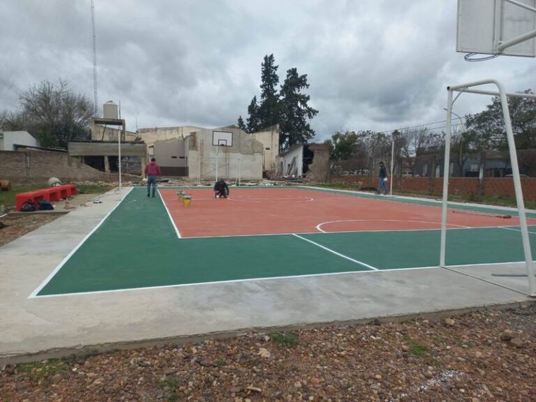 Monte Caseros: avanzan las obras del playón deportivo de un colegio