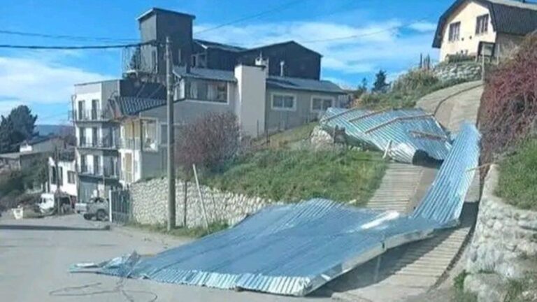 Alerta en Bariloche por vientos fuertes: techos volados, árboles caídos y cortes de luz