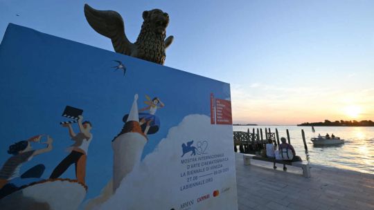 Julia Roberts, Jude Law, George Clooney y otras estrellas llegan a Venecia para el festival de cine