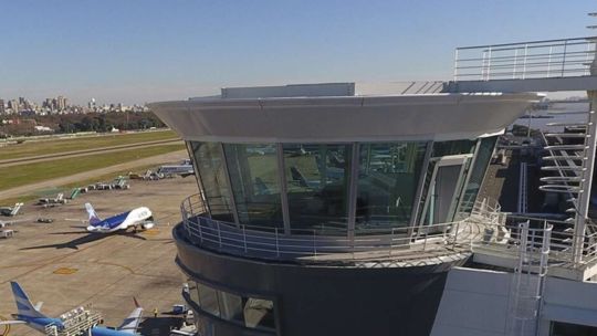 Los controladores aéreos levantaron el paro previsto para el jueves, pero la medida de fuerza continuará el sábado