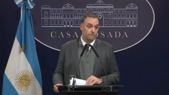 Conferencia de prensa de Manuel Adorni que no aceptó preguntas y realizó un monólogo leído en tono de campaña