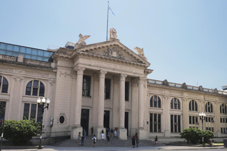 Los malabares que hacen las universidades públicas para combatir la asfixia