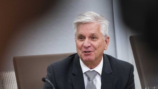 Waller de la Fed ve espacio para bajar tasas y anticipa más recortes hasta 2026