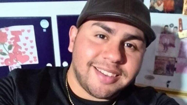 Corte y movilización por la liberación del detenido en el repudio masivo a Milei y su caravana