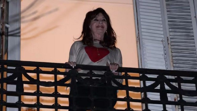 «Se está poniendo heavy»: Cristina Kirchner salió al balcón y le lanzó una advertencia a Milei