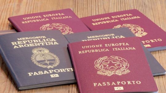 Miles de argentinos deberán devolver pasaportes por una falla que les impide viajar