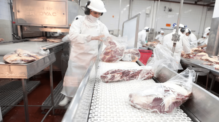 El Gobierno anunció que también eliminará las retenciones de carnes avícolas y bovinas hasta el 31 de octubre
