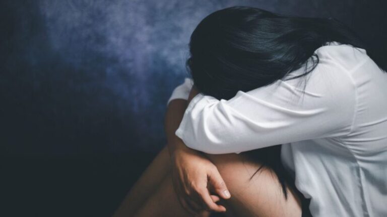 Condenaron a un hombre por atacar a una niña de 13 años mientras esperaba el colectivo