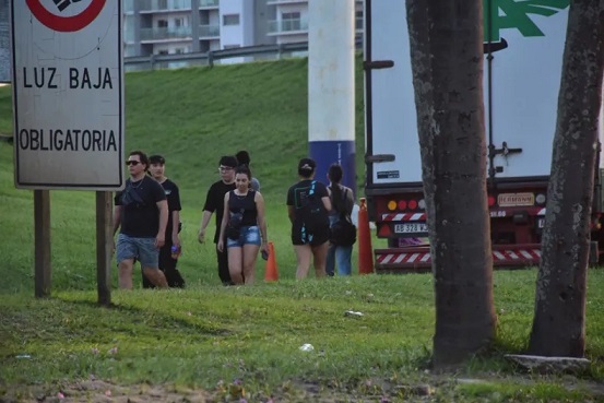 Largas filas de automovilistas a la espera de volver a transitar por el puente