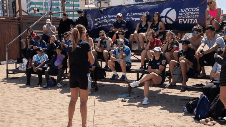 La olímpica Ana Gallay brindó una charla abierta de beach volley en Mar del Plata