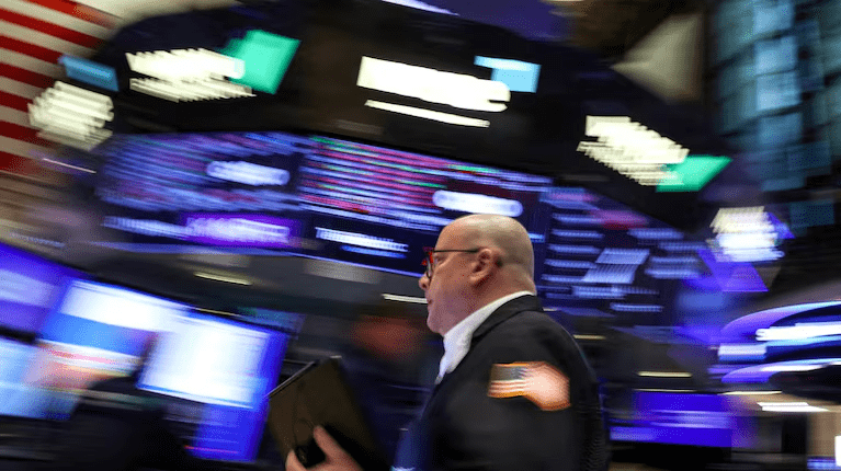 El dólar oficial vuelve a acercarse a $1500, mientras las acciones argentinas en Wall Street suben 13%