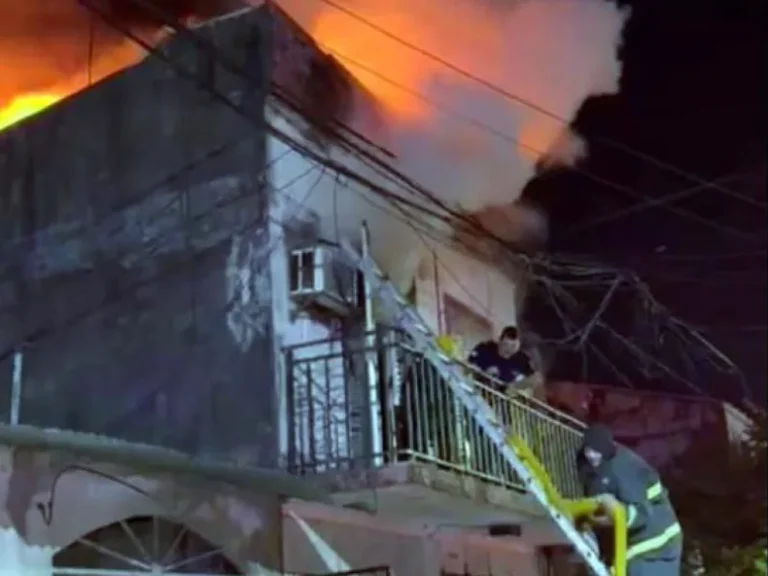 Policías y bomberos rescataron a mujer atrapada en un incendio