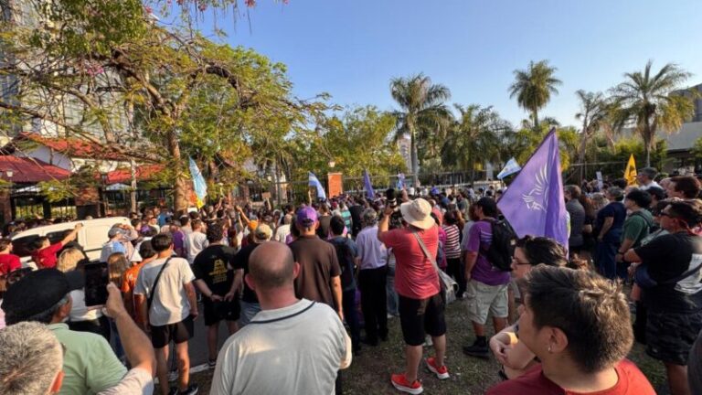 Expectativa en Corrientes por el saludo de Javier Milei desde el Hotel de Turismo