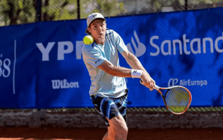 Lautaro Midón va por las semifinales del torneo M25.