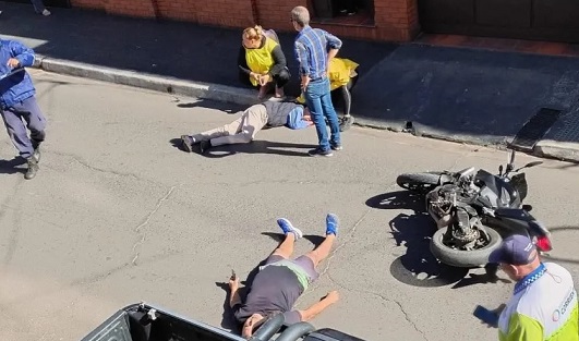 Un funcionario fue atropellado por una moto en pleno centro de Corrientes