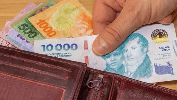 Según el Indec, en agosto el índice de salarios se incrementó 3,2% mensual y estuvo por encima de la inflación