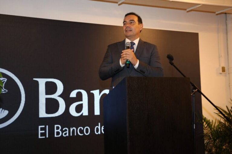 Valdés saludó a los bancarios en su día y destacó el rol del Banco de Corrientes
