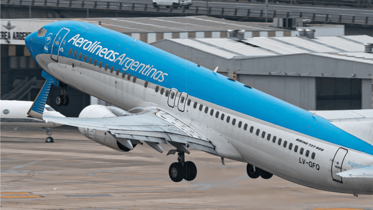 Los gremios aeronáuticos rechazaron la oferta salarial de Aerolíneas Argentinas y amenazan con medidas de fuerza.