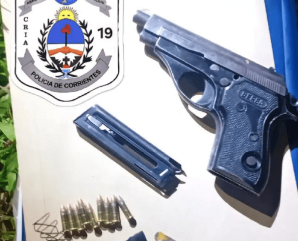 En motocicleta y armados