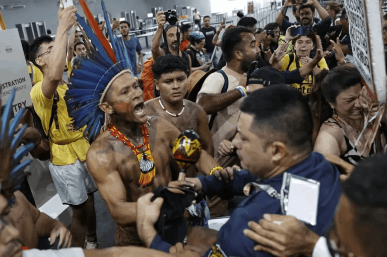 manifestantes indígenas irrumpieron en la cumbre climática en Brasil y se enfrentaron con la seguridad