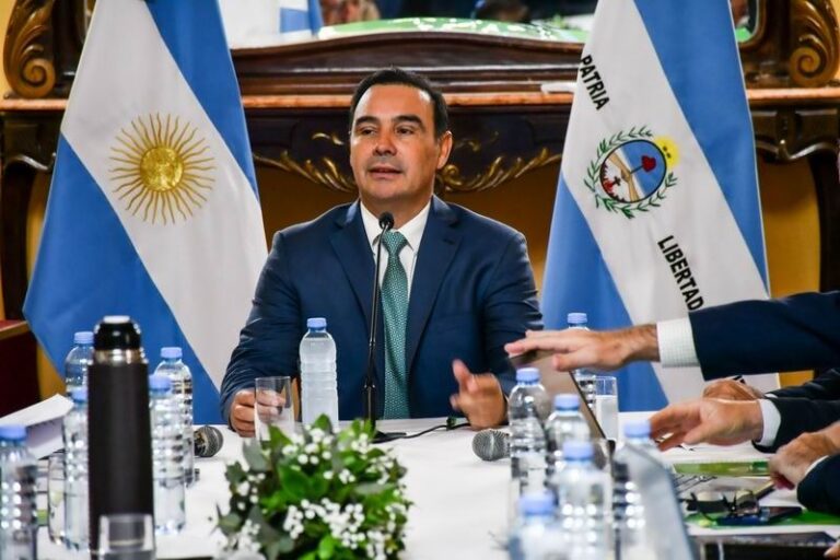 Valdés regresó de la India con una agenda que tiene a marzo como mes clave