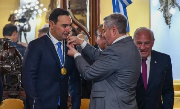 El gobernador Valdés recibió la bandera de la libertad civil