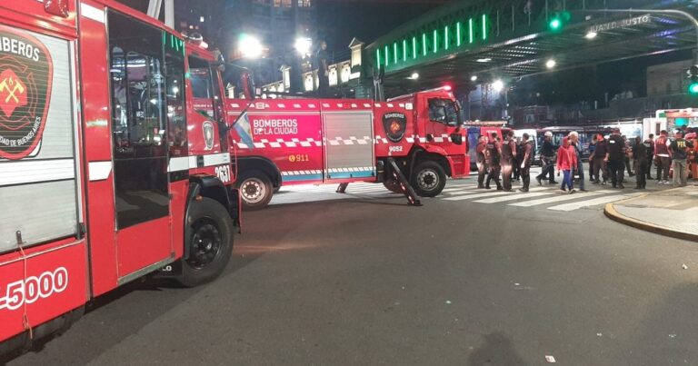 Tensión en Palermo: rescatan a un hombre que intentaba arrojarse desde el Puente Pacífico