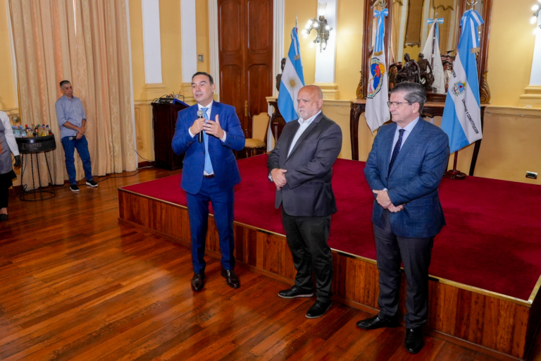 Gustavo Valdés agradeció al personal de Casa de Gobierno