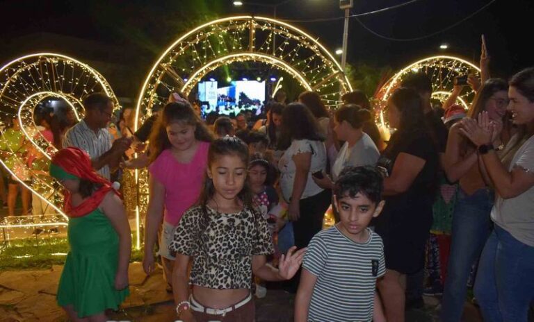 La plazoleta del Papa se iluminó y ya irradia espíritu navideño para todos