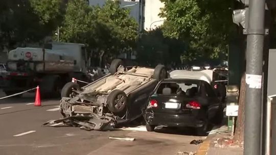 Tres Chevrolet chocaron en Balvanera: buscan a uno de los conductores, que volcó y escapó a pie