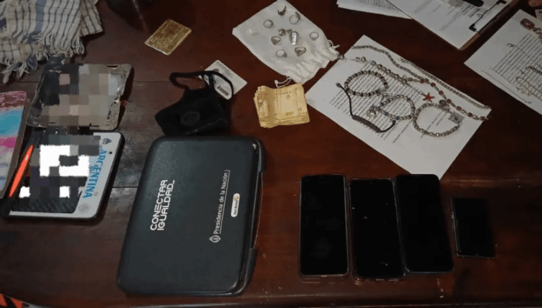 Recuperan joyas y dinero en un allanamiento.