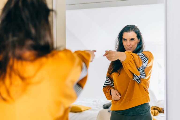 Lo que dice la psicología de las personas que hablan solas