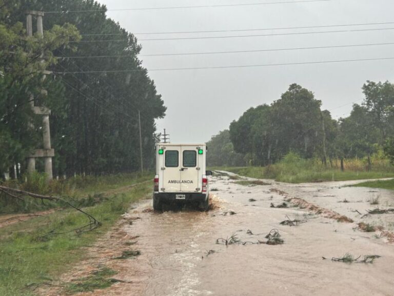 Mburucuyá: el Comando Operativo de Emergencias asiste a zonas afectada por el temporal