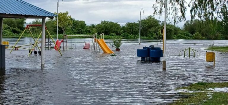 San Roque: el río Santa Lucía desbordó sobre el histórico balneario