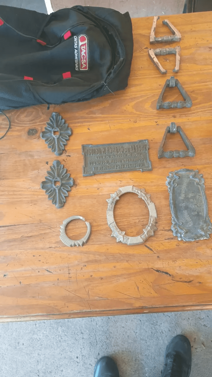 Detuvieron a un hombre intentando robar placas en el cementerio.