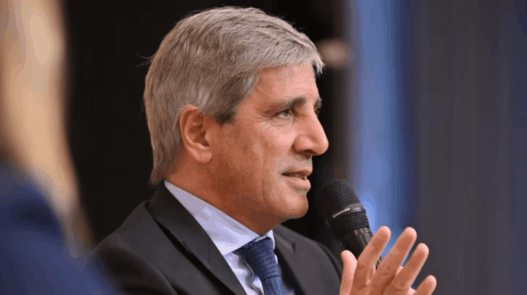 Luis Caputo defendió la importación de autos eléctricos chinos y contestó las críticas de Pichetto.
