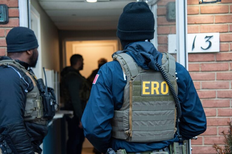 Conoce tus derechos: qué implica una orden judicial cuando un agente busca detener a un inmigrante en su casa