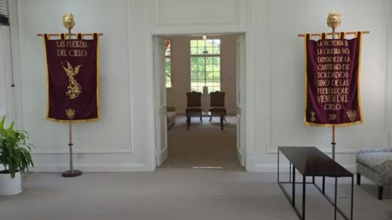 Javier Milei colocó estandartes de «Las Fuerzas del Cielo» en la Quinta de Olivos