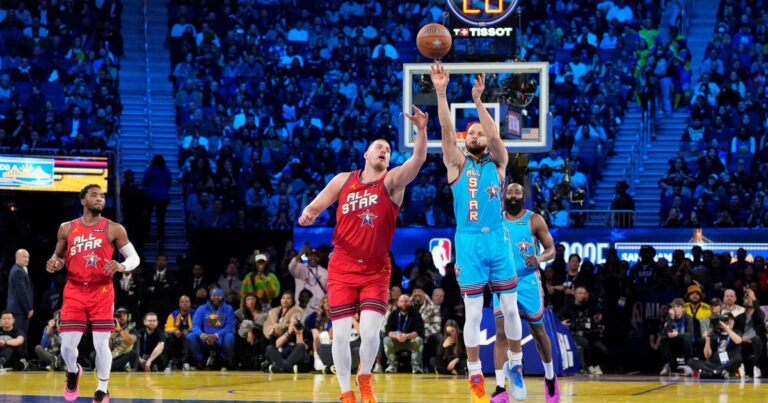 Con la sorprendente ausencia de LeBron James, la NBA dio a conocer a los dos quintetos titulares para el juego de las estrellas